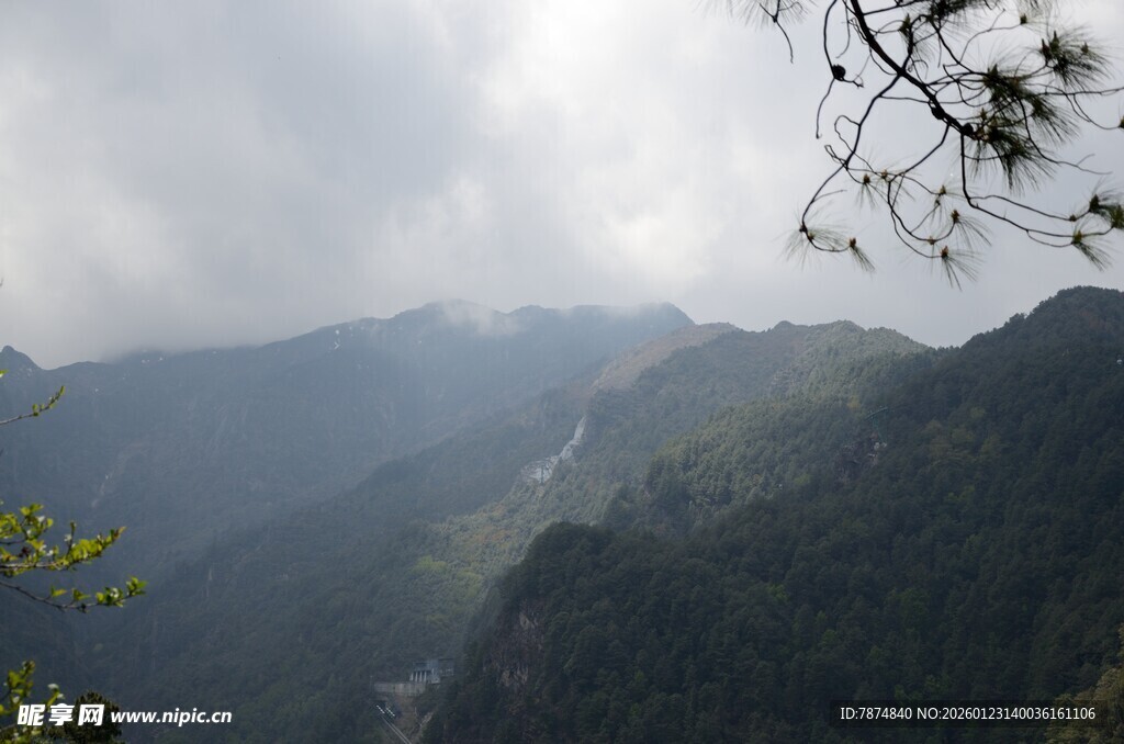 山间云雾缭绕的壮美风景