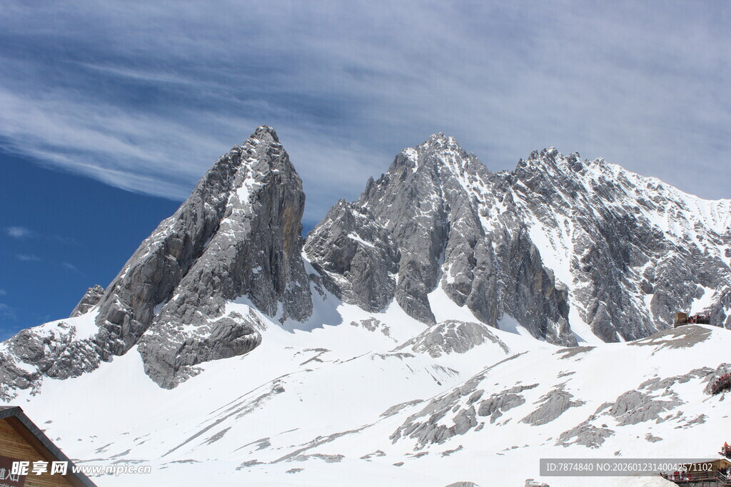 巍峨雪山壮丽景致