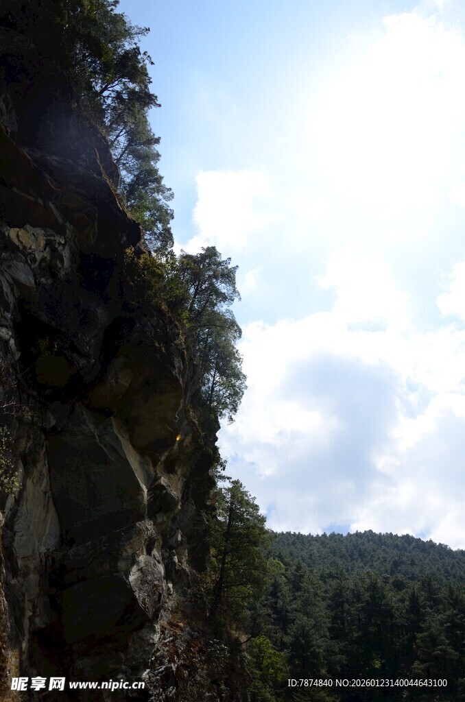 山间峭壁景色