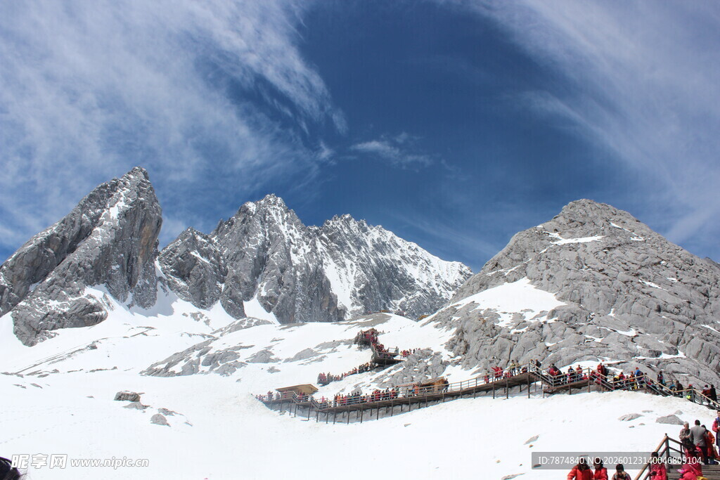 雪山美景下的游客队伍