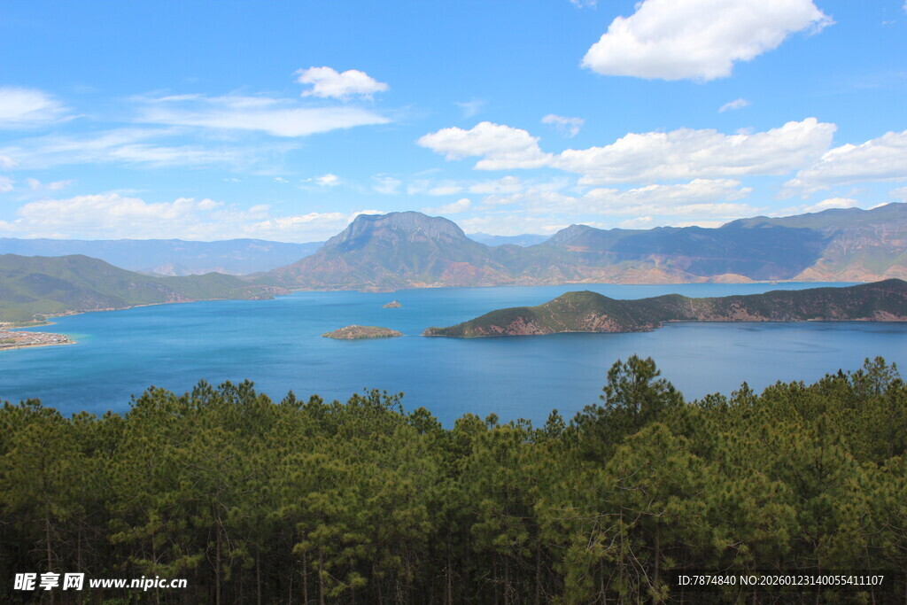 湖畔青山蓝天美景如画