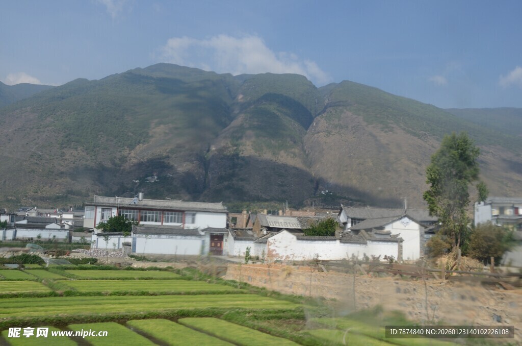 田园山村与远山风景图