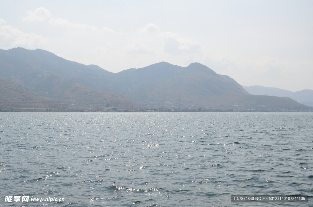 宁静湖景与远处山峦