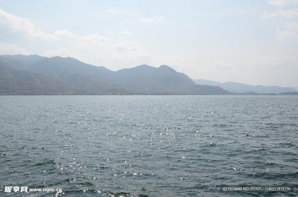 宁静湖面与远处山峦