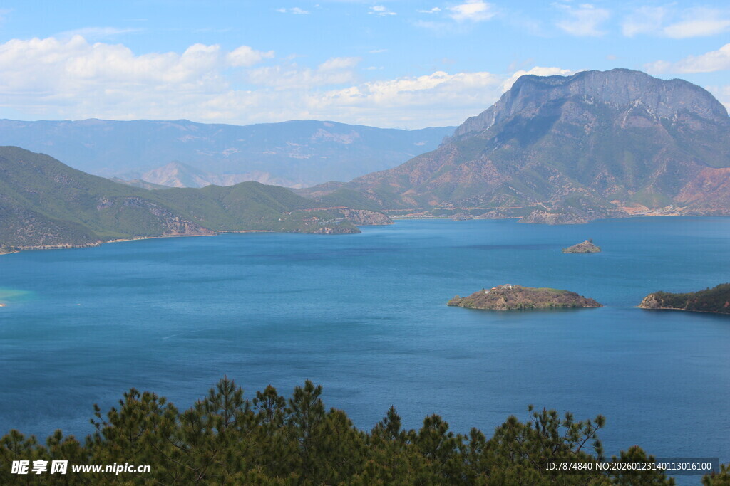 美丽湖景与远山风光
