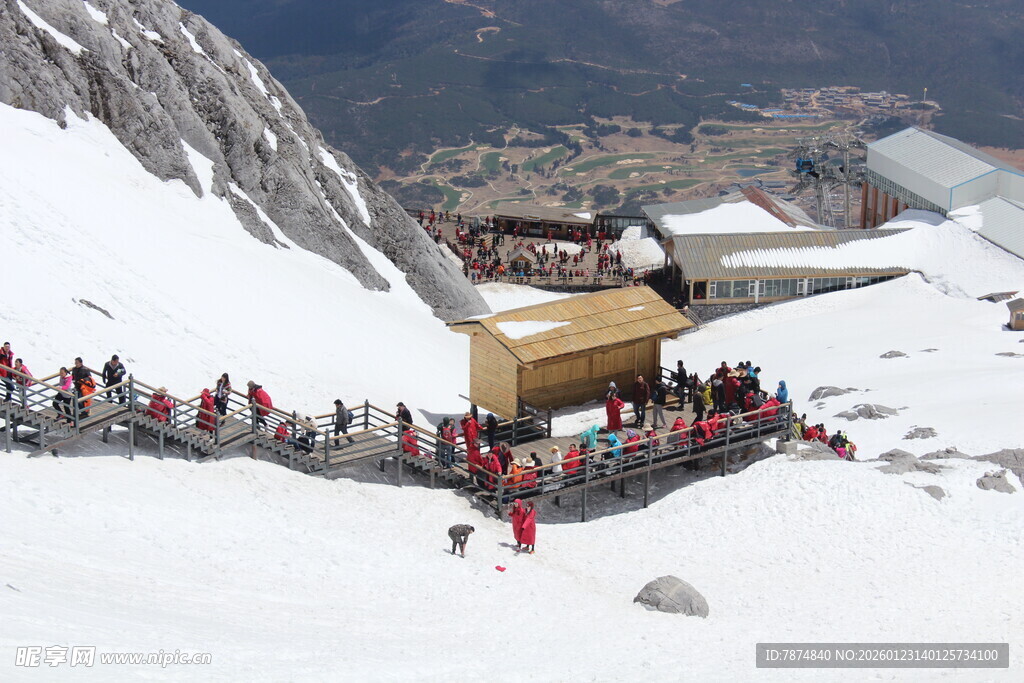 雪山景点处的热闹人群