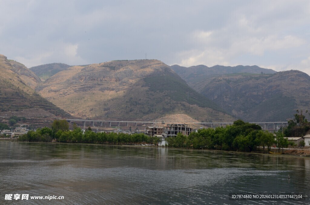 山水相依的宁静湖景