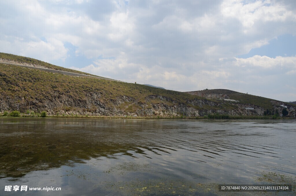 宁静河畔的山峦风光