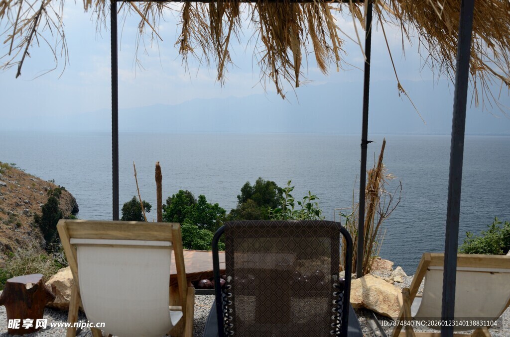 海边遮阳伞下的休闲桌椅