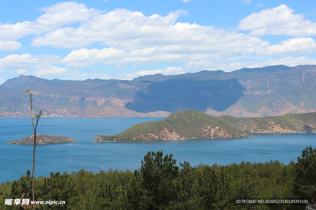 美丽湖景与远山相映成趣