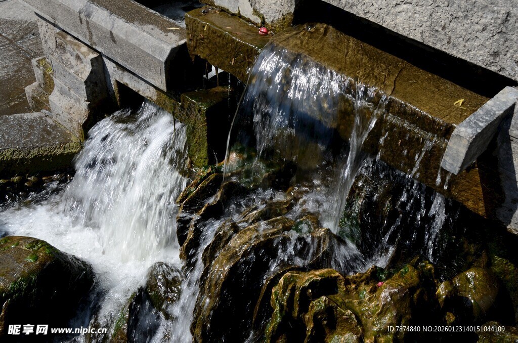 山间流水潺潺的灵动景致