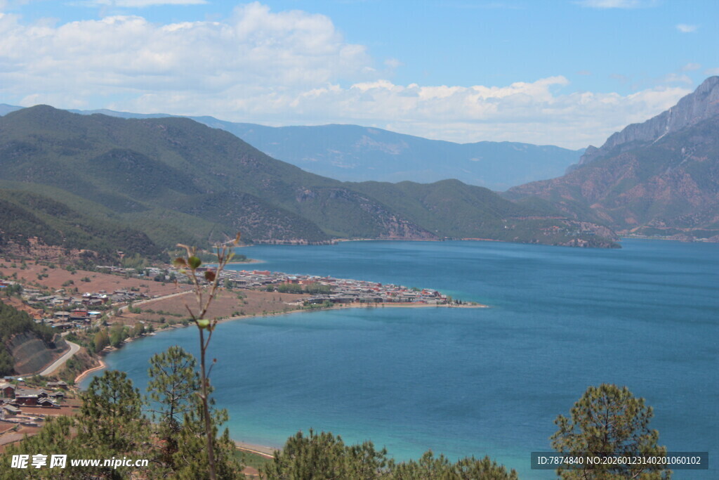 美丽湖畔城镇风光