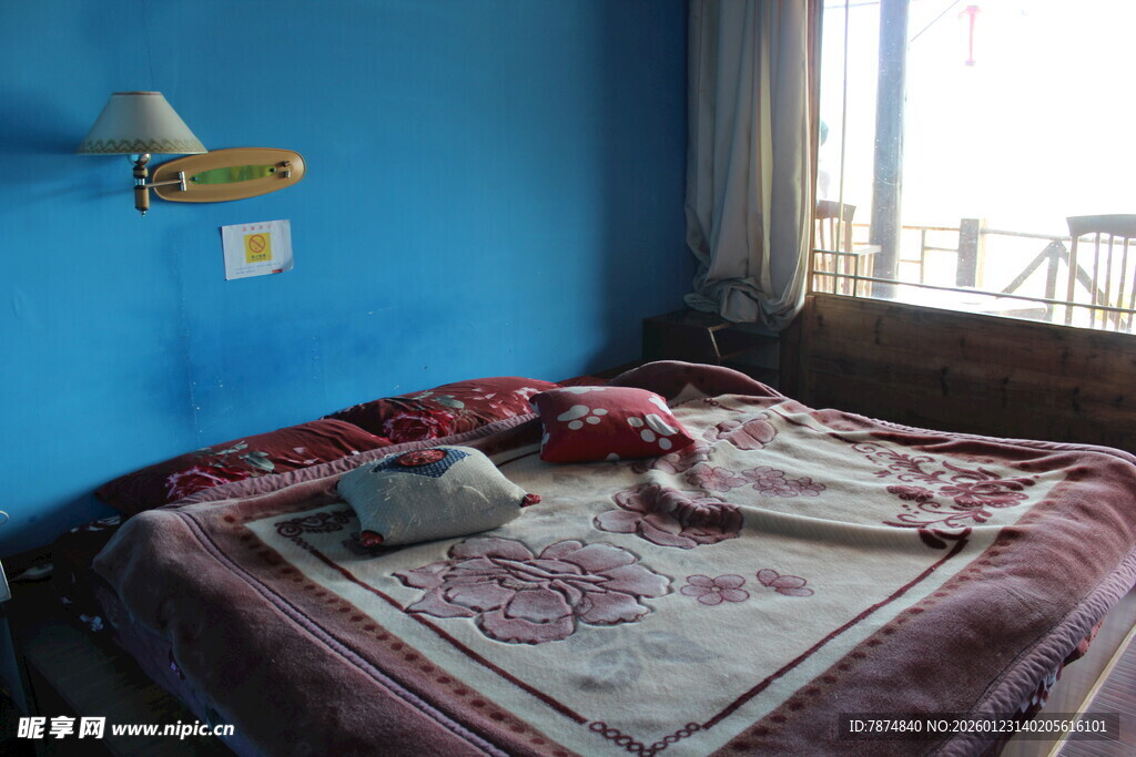 蓝色房间内杂乱的床铺