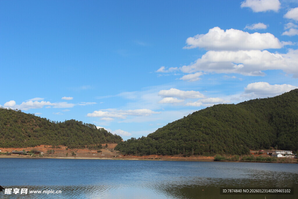 湖畔青山蓝天美景如画