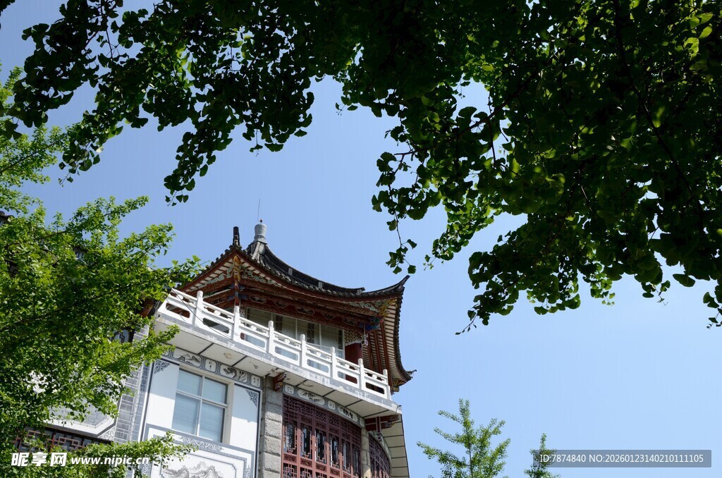 中式楼阁隐于绿树蓝天间