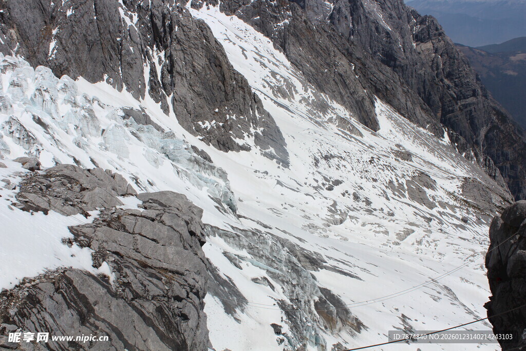 巍峨雪山壮丽景致
