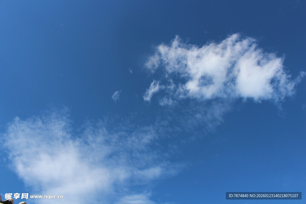 蓝天飘白云
