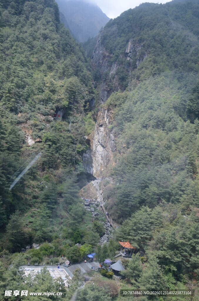 山间瀑布下的静谧景致