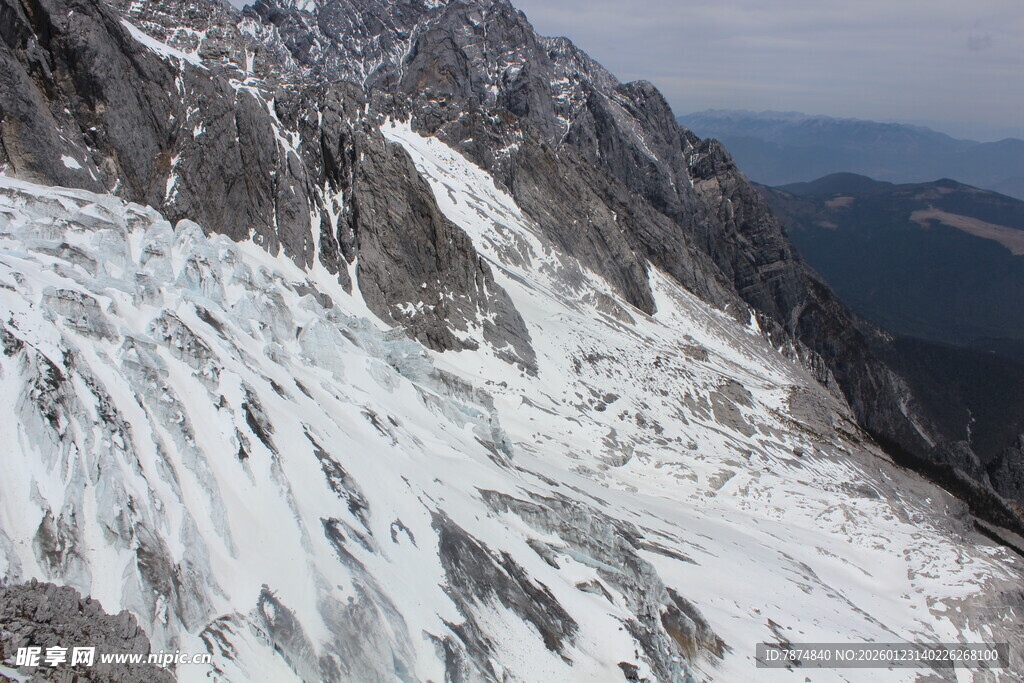 巍峨雪山壮丽景致