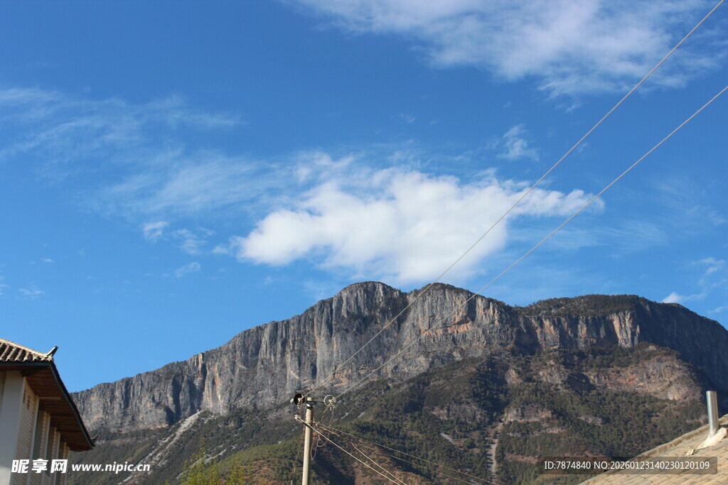 巍峨山峦与蓝天白云