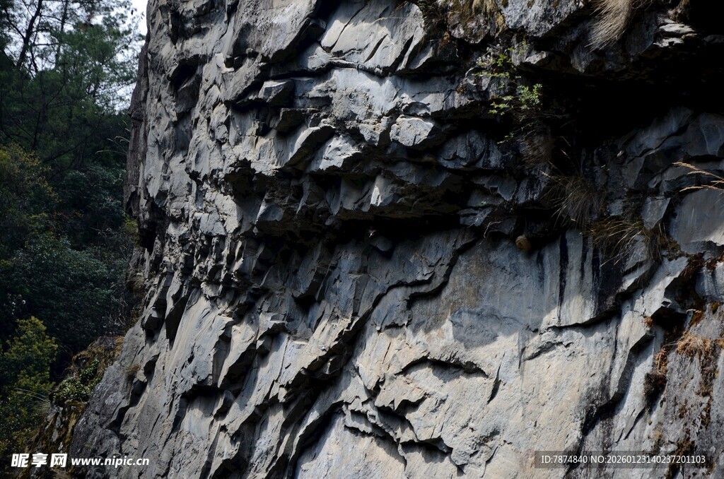 陡峭嶙峋的壮观岩石