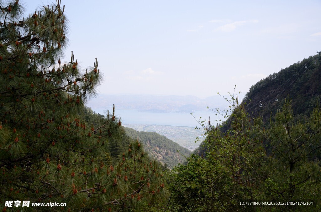 山林间远眺海景风光