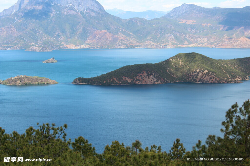美丽湖景与远山