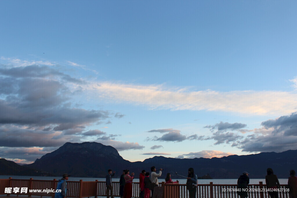 黄昏下的山峦与天边云彩