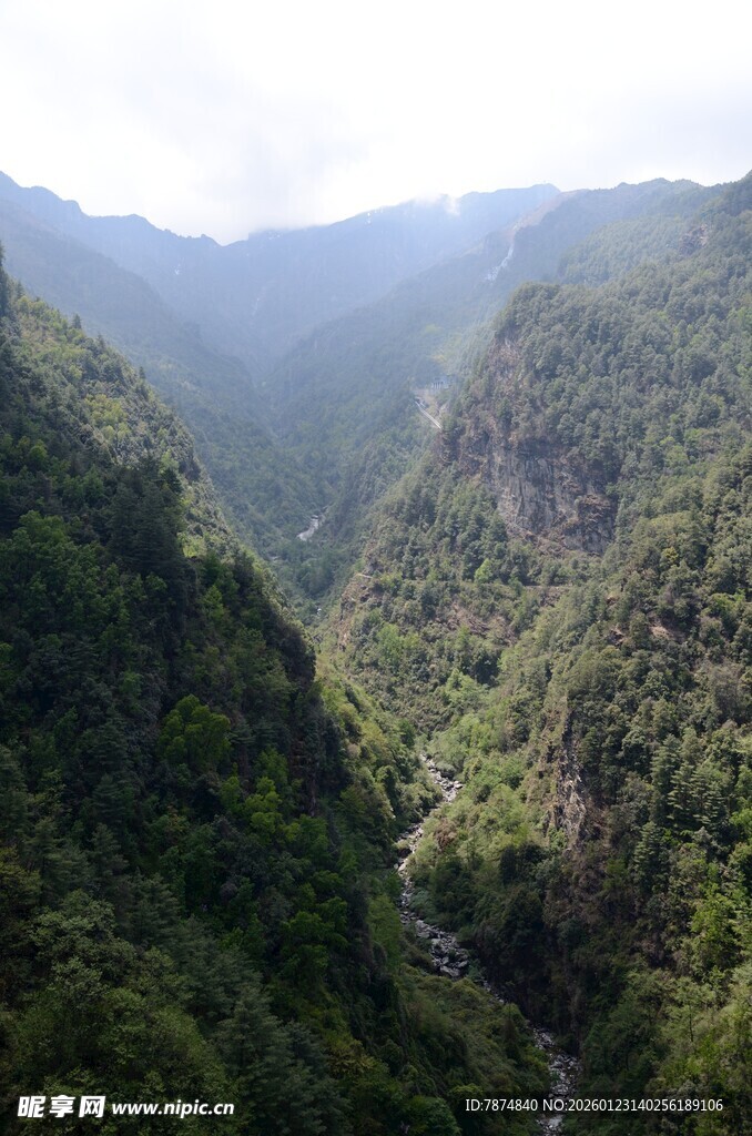 山间翠绿峡谷美景