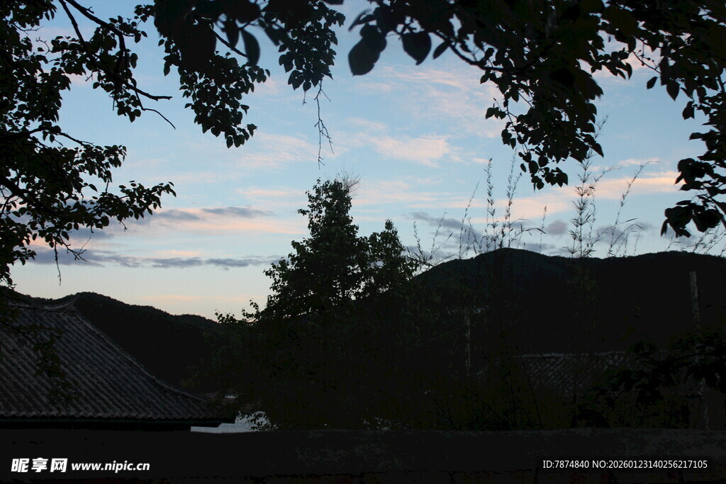 黄昏山林间的静谧景致