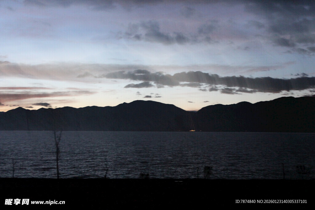 黄昏下的山峦与天际