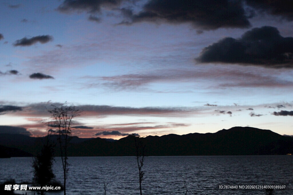 黄昏湖畔的美丽天空景色