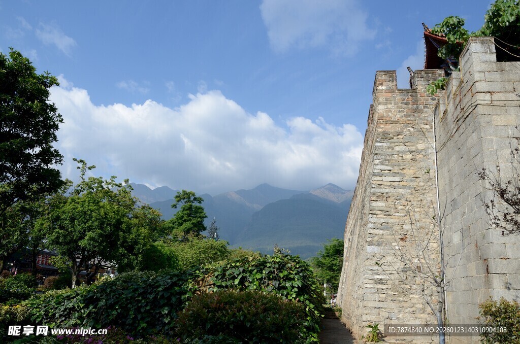 古老城墙与葱郁自然景致
