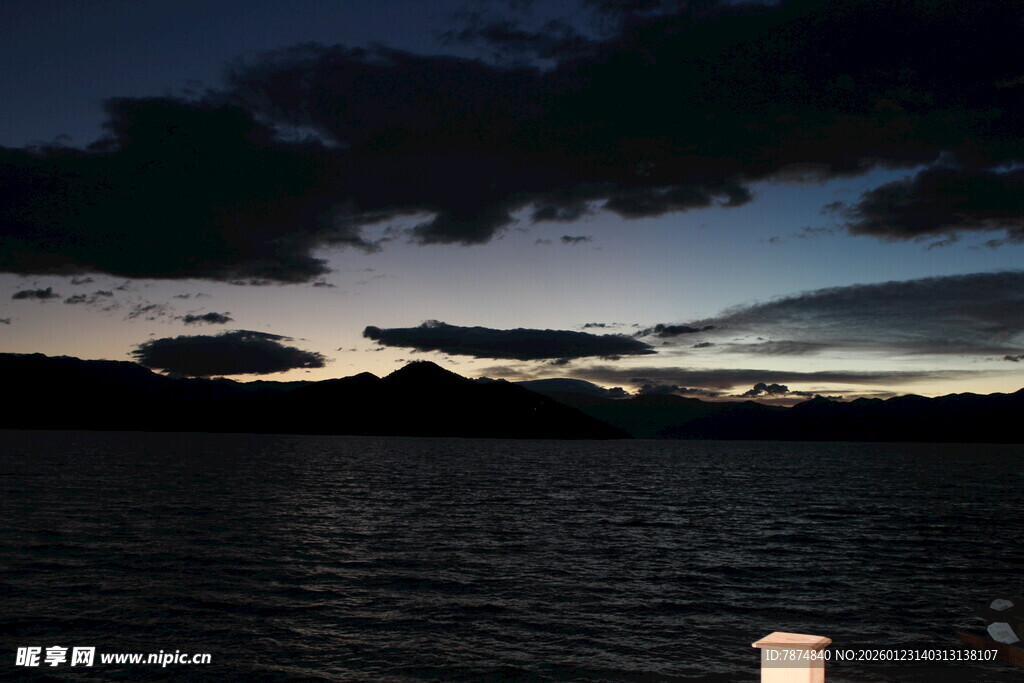夜幕下的宁静湖面