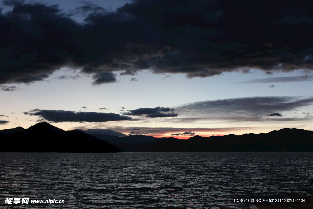 黄昏湖畔 远山与云霞