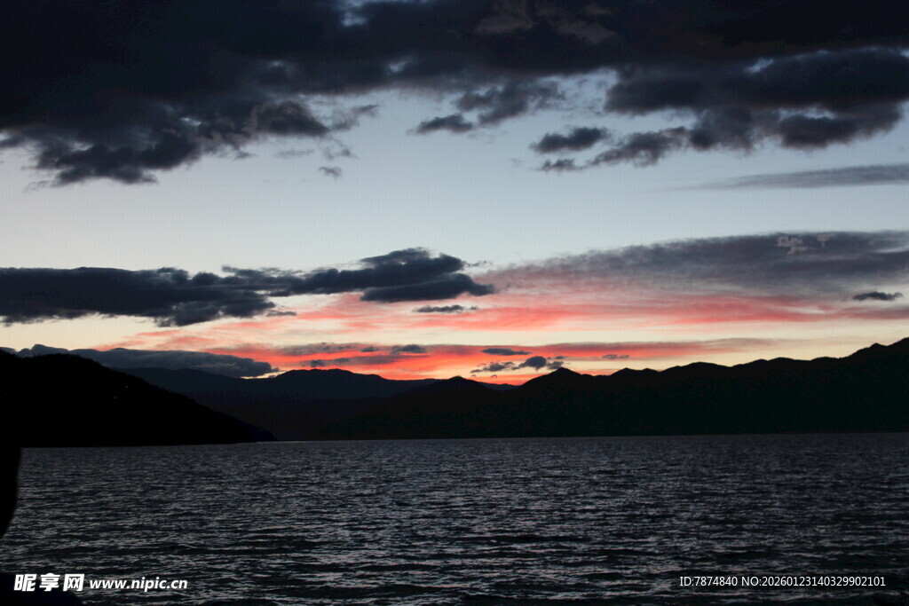 湖畔日落美景