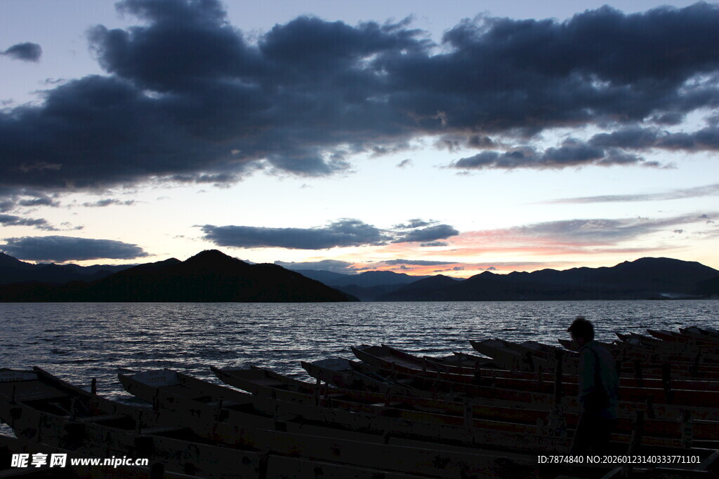 海边暮色下的壮丽天空景观