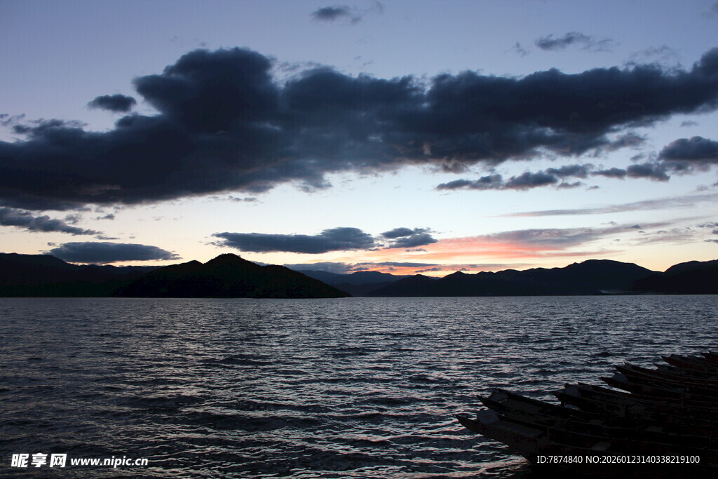 黄昏湖畔 云霞与湖水相映