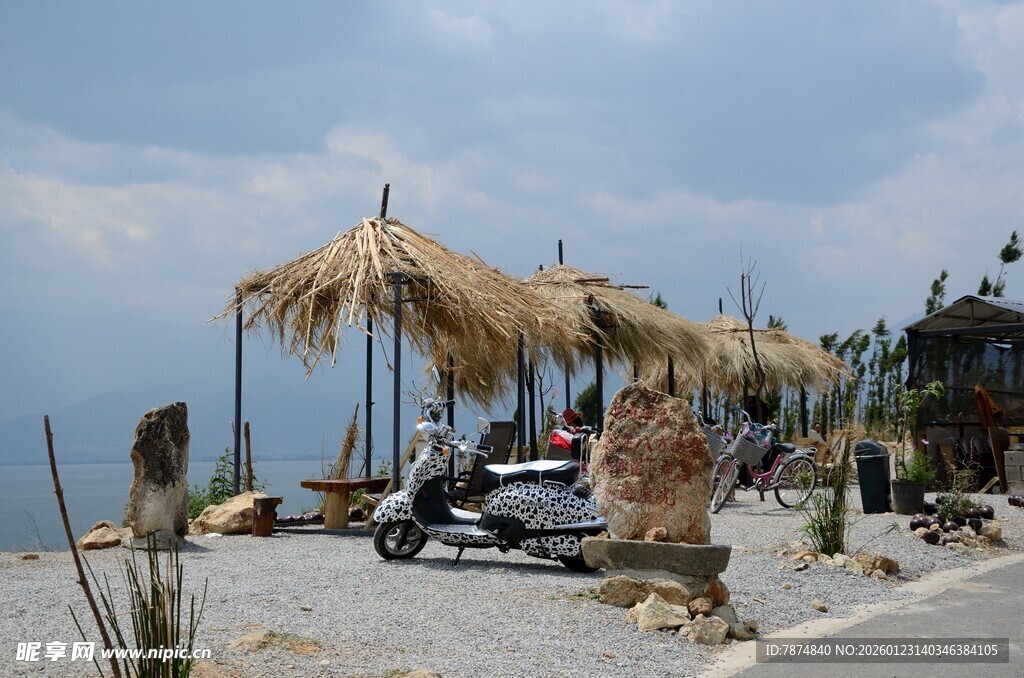 海边草棚旁的休闲场景