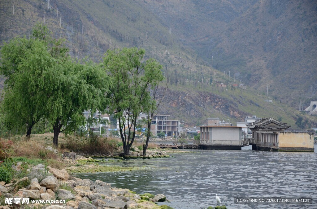 湖畔村落 山水相依之景
