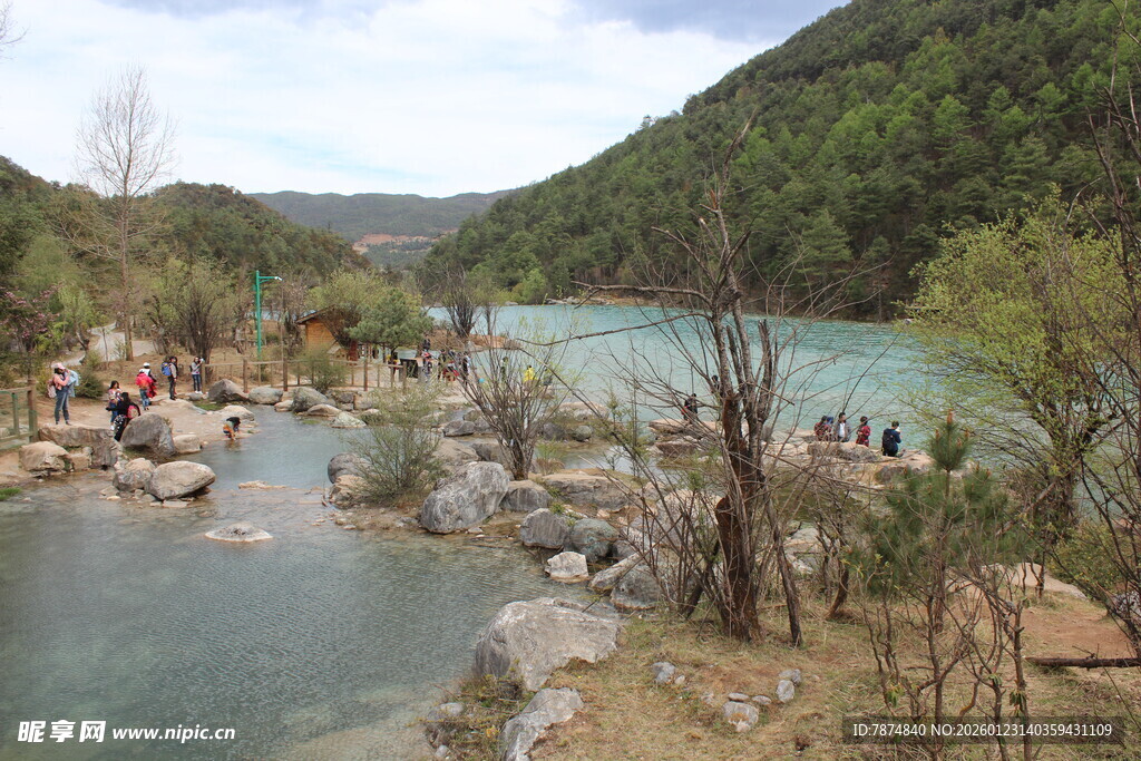 山间河畔的休闲美景