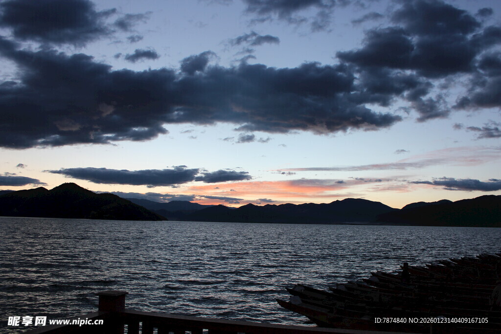 湖畔黄昏 云影与山水相依