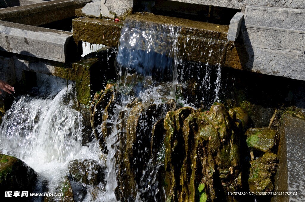 山间小瀑布流水景致