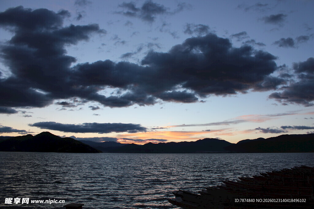 湖畔黄昏 乌云下的静谧景致