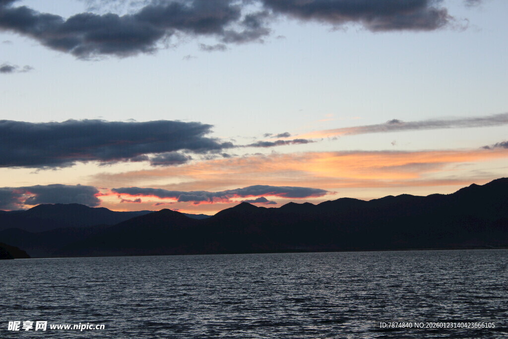 湖畔日落美景