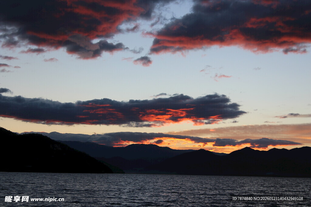 日落时分的壮丽湖山景色