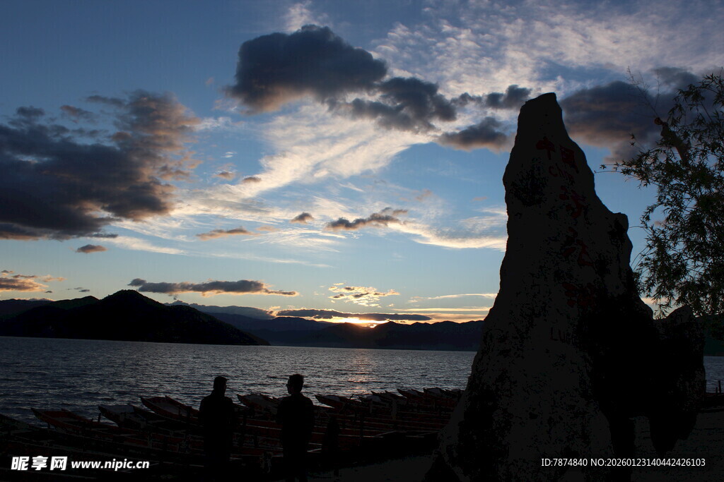海边黄昏下的独特岩石景观