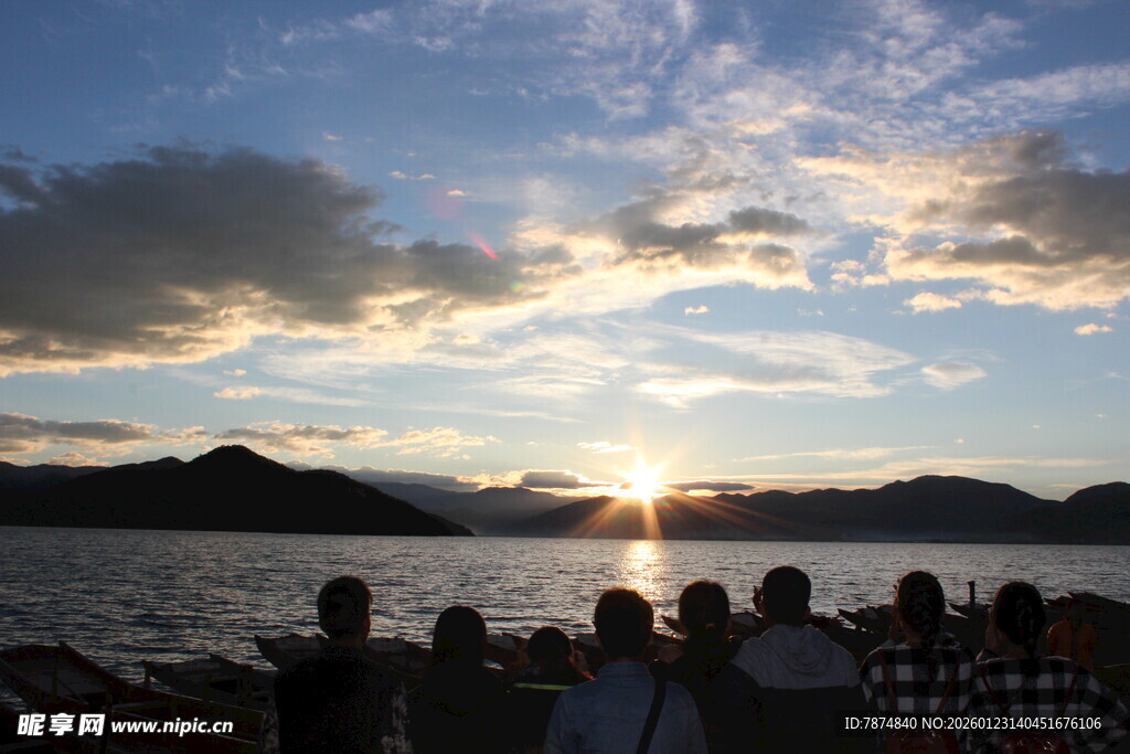 海边赏日落的人群