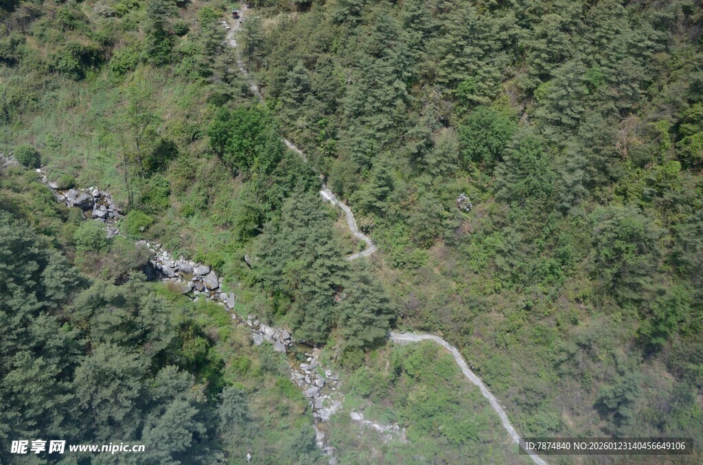 空中俯瞰山间蜿蜒小路