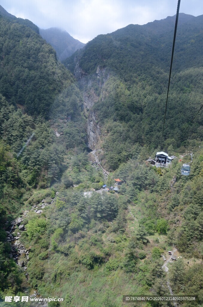 山间缆车穿梭于葱郁山林